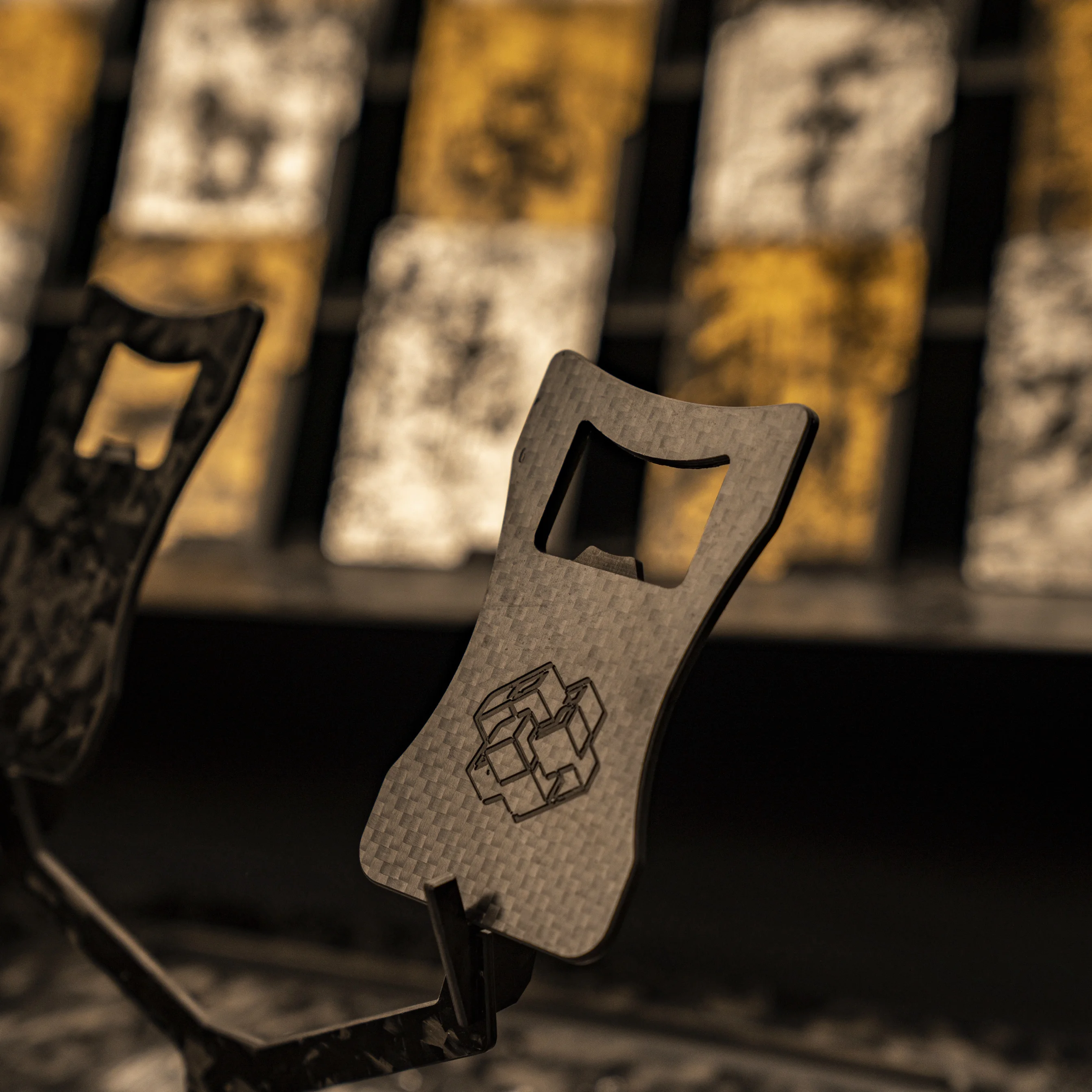 

100% натуральное полностью кованое углеродное волокно, встроенная открывалка для бутылок пива, барная вечеринка и путешествия на открытом воздухе для мужчин и женщин