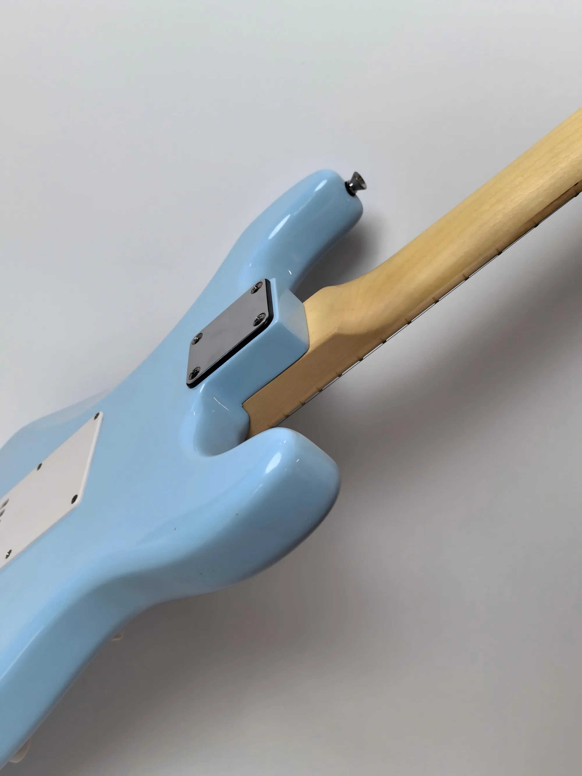 Factory directly selling, blue color, left hand 6 string birch guitar head, sycamore electric guitar, customizable, in stock.