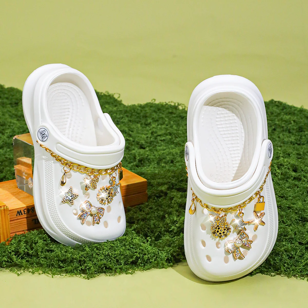 Kinder Slip-On Clogs und Pantoletten - Atmungsaktive, Wasserdichte EVA-Gartenschuhe mit Dekorativer Kette für Strand und Alltag 168 – Detail 13