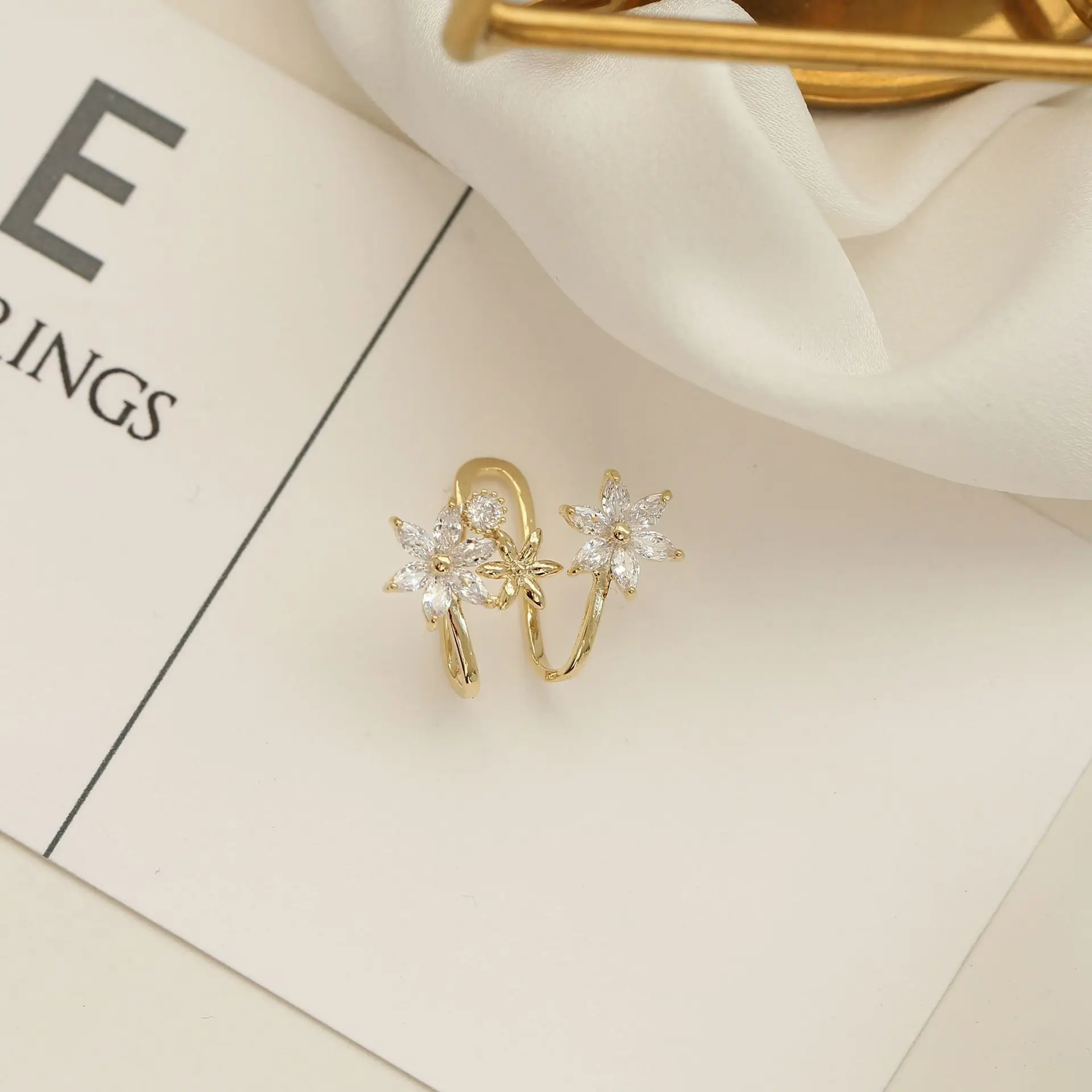 Нишевые зажимы для ушей с цветком-бабочкой без отверстий для ушей, популярные женские заклепки для ушей, простые и элегантные, универсальные и стильные.