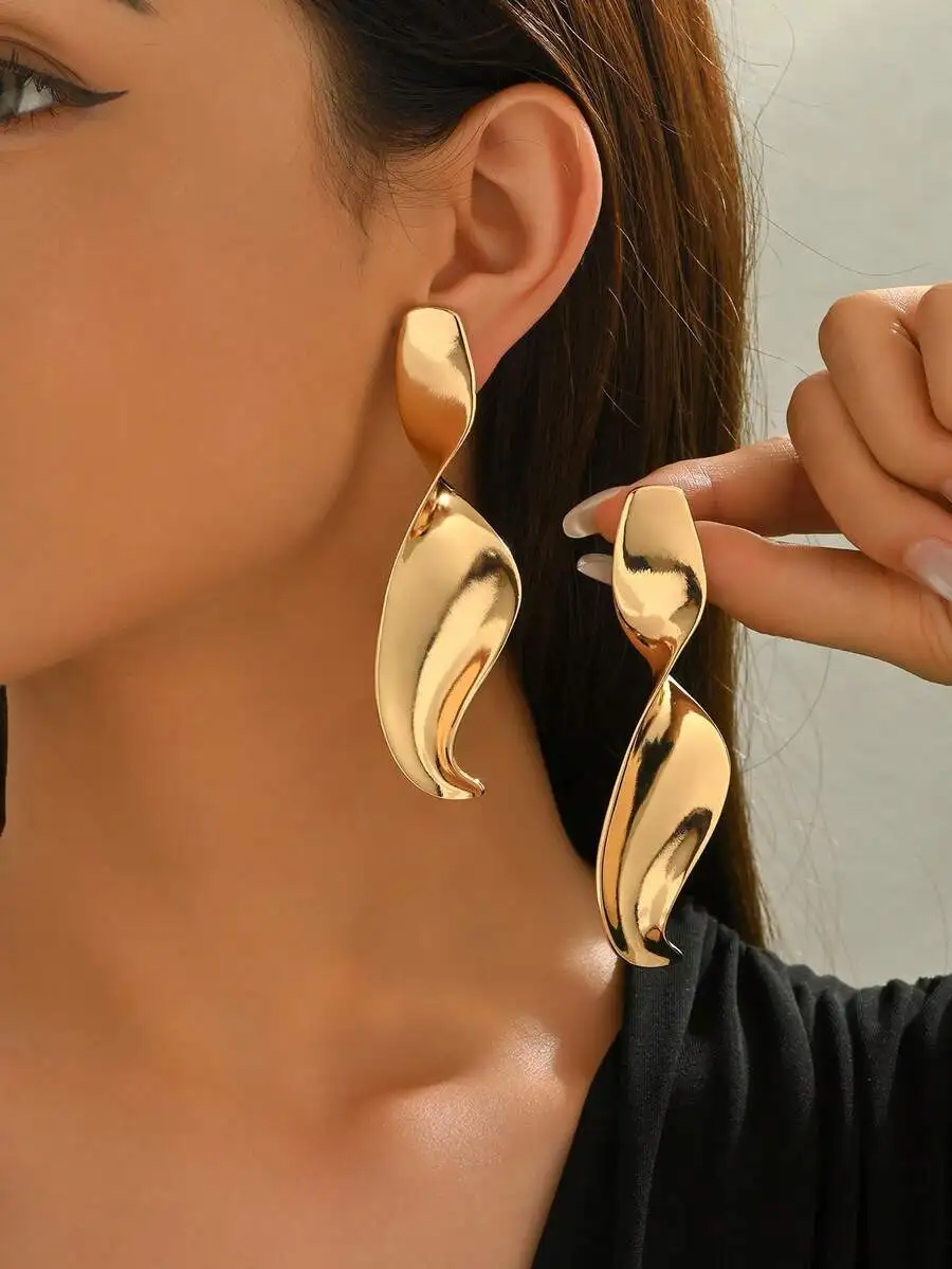 

Exaggerated Gold Geometric Asymmetrical Earrings Alloy Electroplated Minimalist Long Earrings For Women