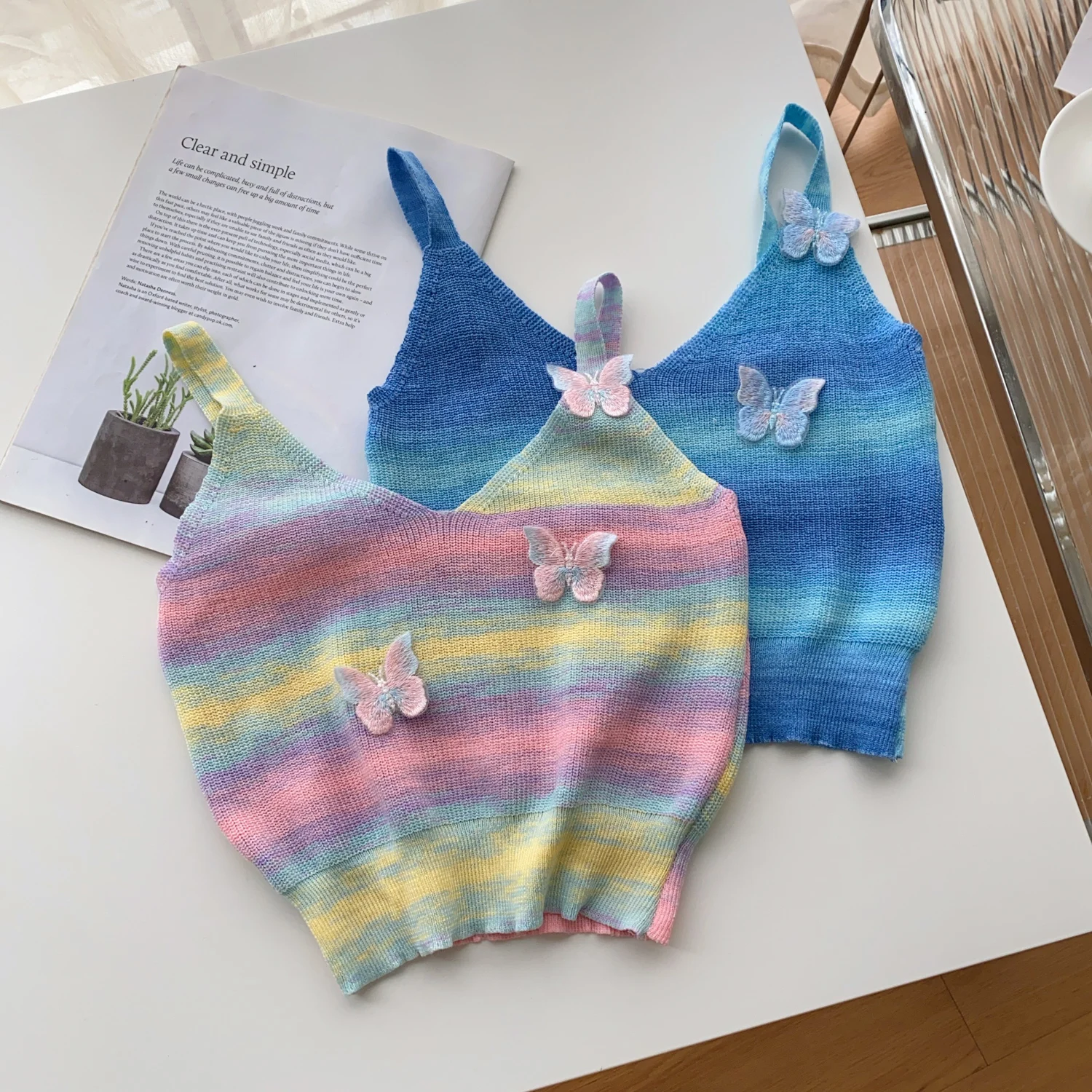 

Новый летний свитер, женский вязаный топ без рукавов с бабочкой и аппликацией, украшение градиентного цвета, короткие топы на бретельках, жилет