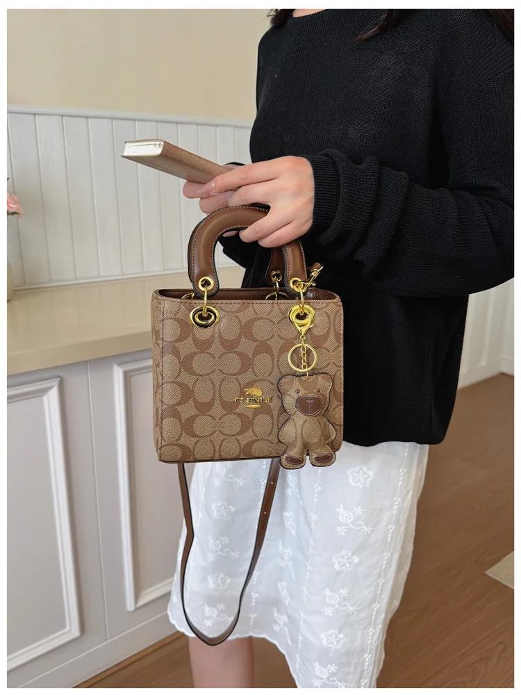 Luxuriöse Damenhandtasche im Vintage-Stil mit klassischem Monogramm, modische Designer-Tragetasche mit Bären-Anhänger für den Alltag und Verabredungen – Detail 7