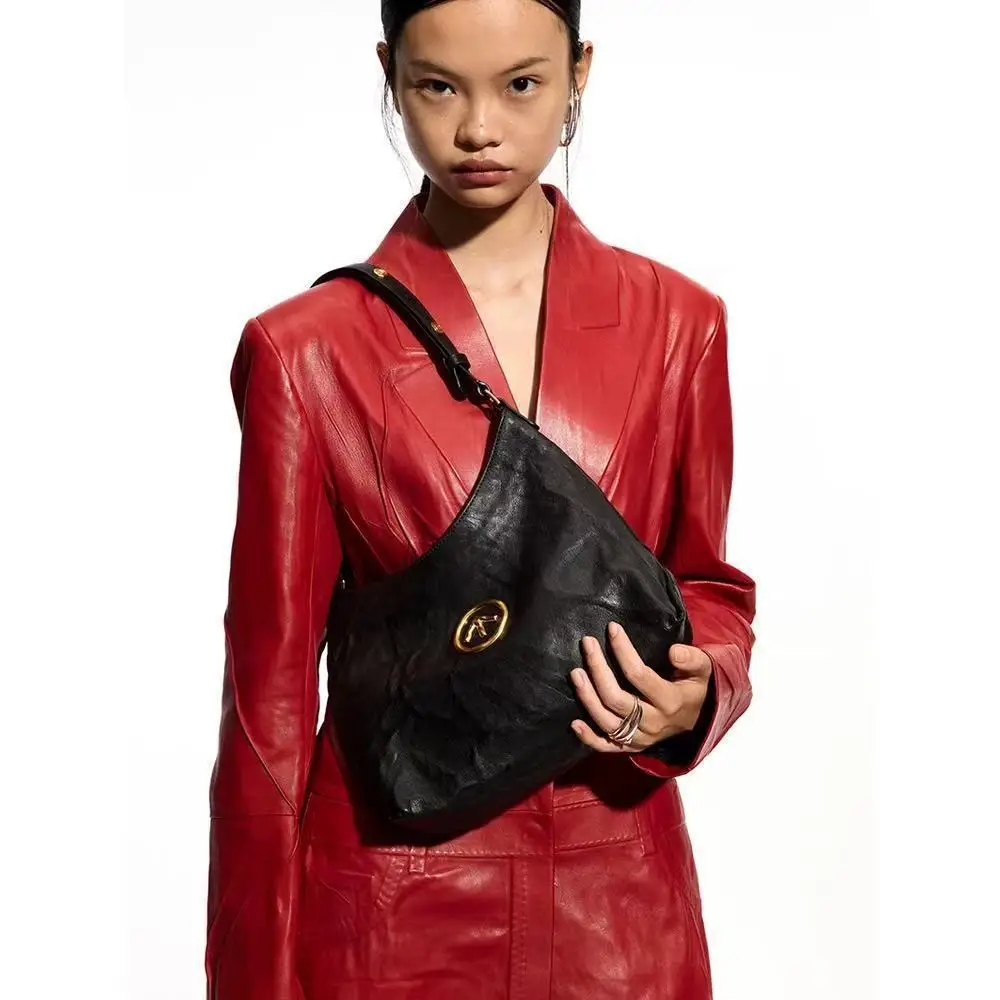 حقيبة يد جديدة من Grotto 2026 حقيبة يد محايدة للجنسين صغيرة من الحجر الأسود متجعدة حقيبة كتف كروس تحت الإبط سهم من الجلد الناعم