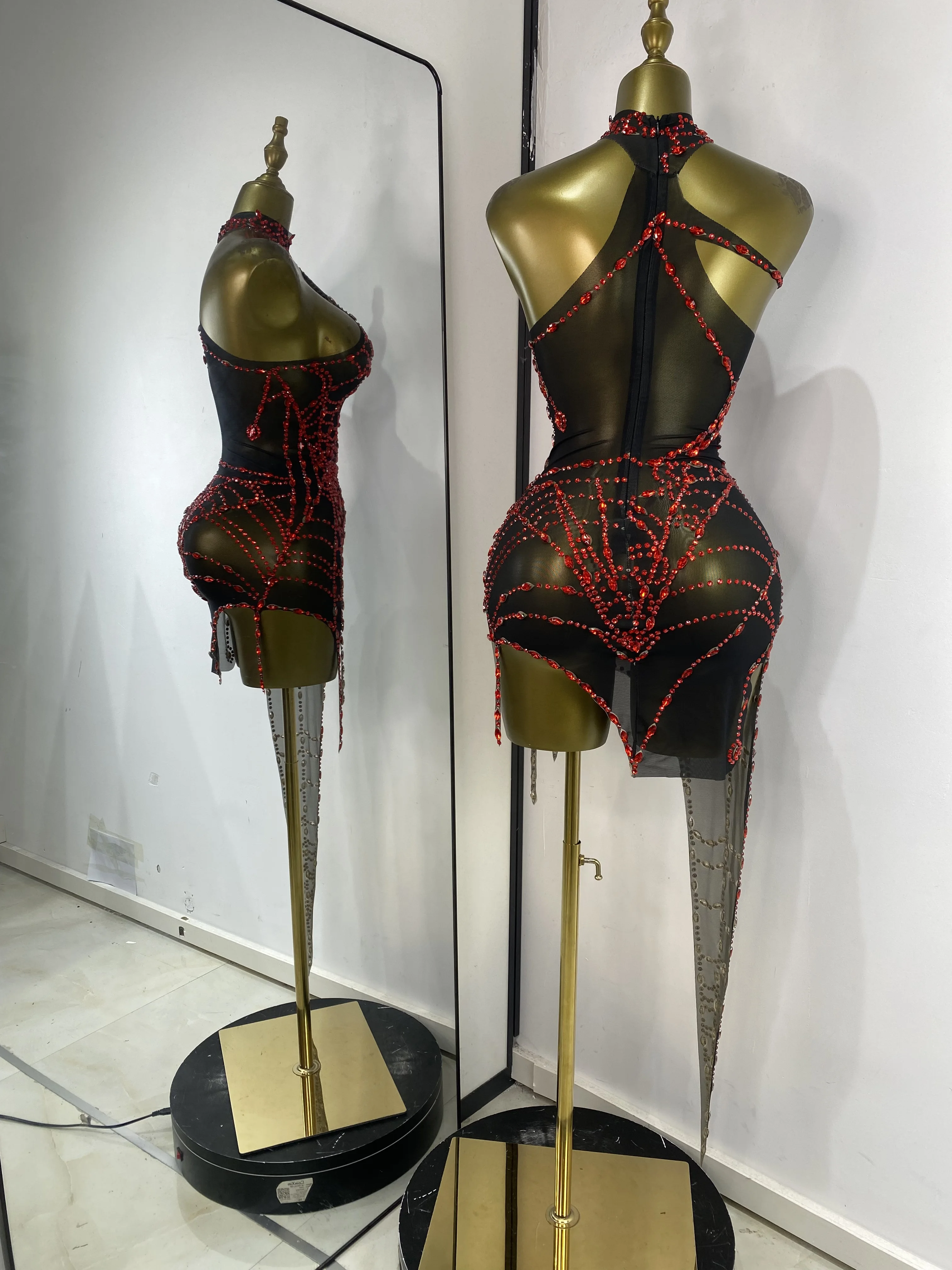 الجملة K-pop أزياء مسرحية أحجار الراين الحمراء شبكة سوداء قطع غير المتماثلة Bodycon البسيطة Nightbar نادي فساتين دروبشيب