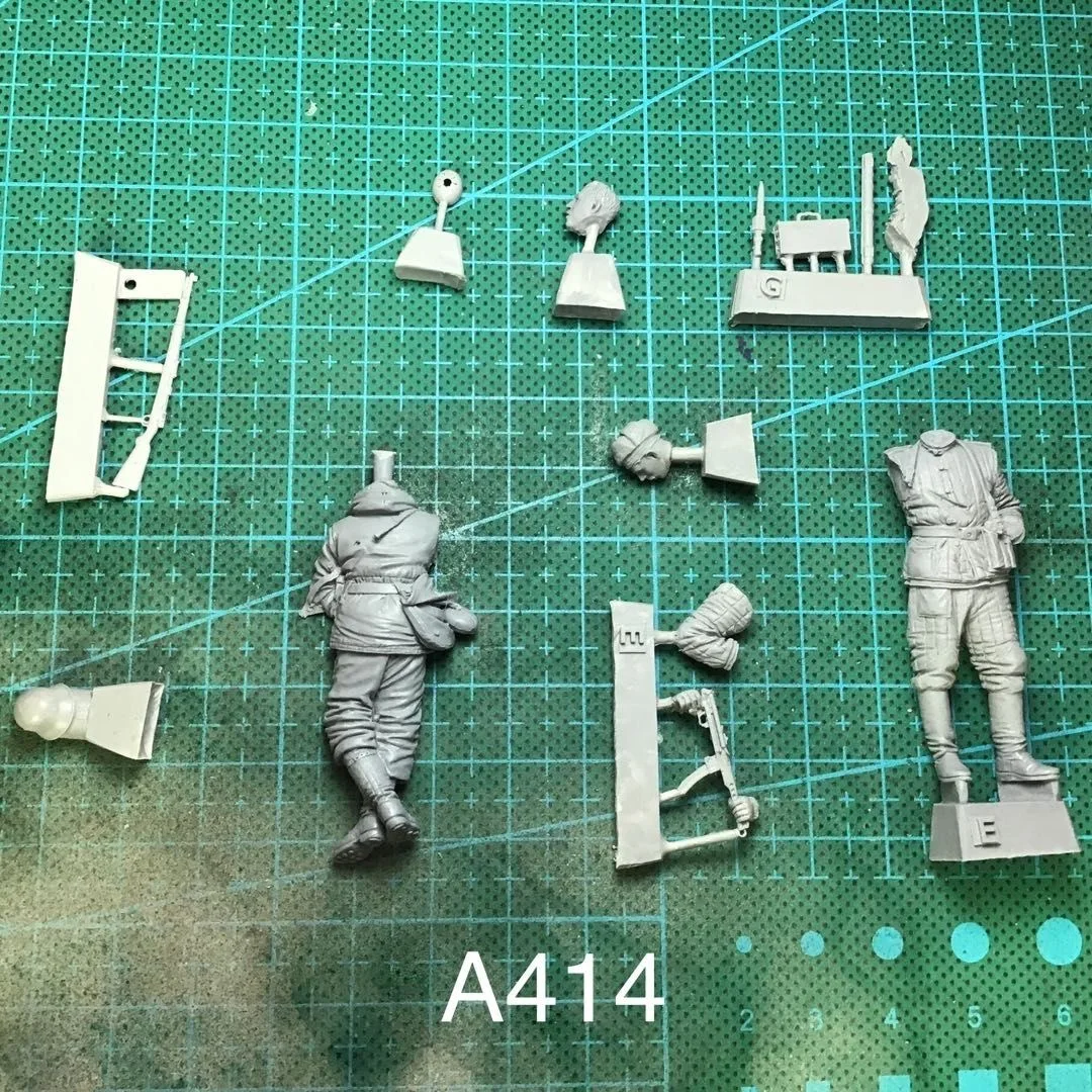 1/35 Resin model WWII Military themes Soviet soldier and fallen soldier Resin Model figure soldier,Unassembled and unpainted kit