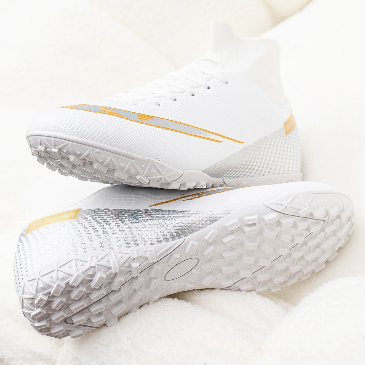 

Высокие футбольные бутсы, сломанные гвозди TF и длинные шипы FG, классические черно-белые цвета, стиль унисекс, дышащие, износостойкие.