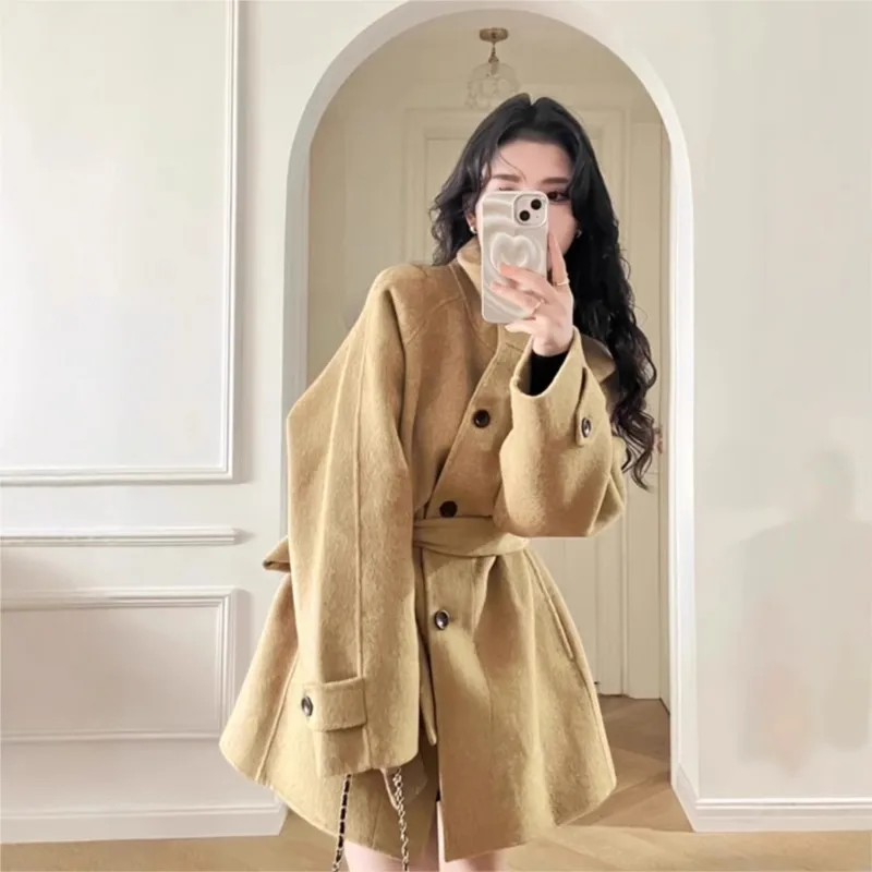 

A new loose-fitting tweed coat for women with laid-back stand-up collar