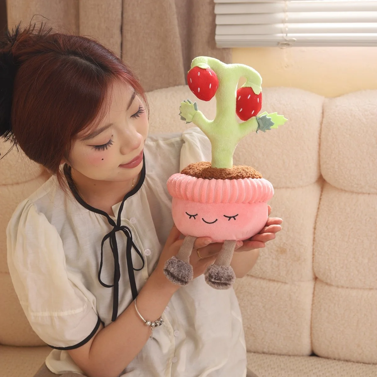 Funny Strawberry Potted Plant Plush Toys Soft Pretty Cartoon Fruit Toys Lovely Desktop Decor Kids Game Props Pretty Xmas Gift