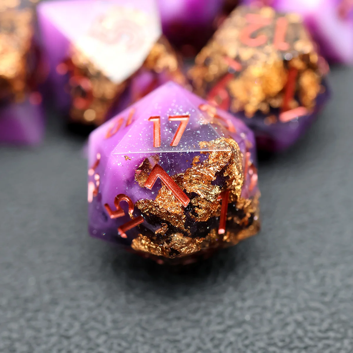 

Набор фиолетовых кубиков ручной работы из смолы с золотой фольгой, 7 шт., многогранные кубики для D&D, RPG, настольных игр N3