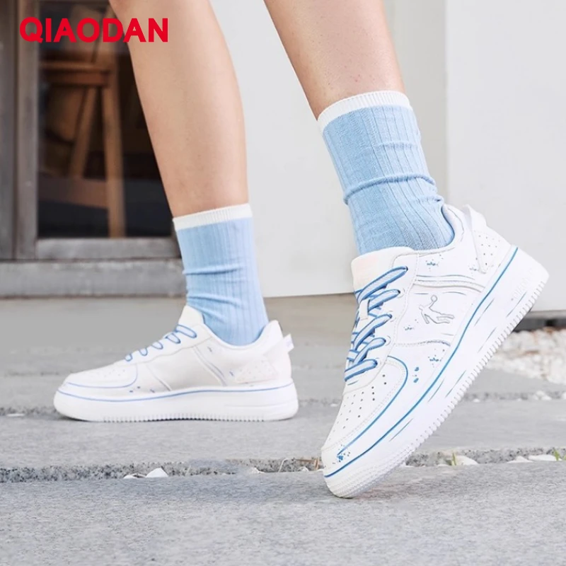 QIAODAN Women's Casual Shoes 2025 Autumn Thick-Soled White Skateboarding Shoes Fashion Graffiti Versatile Sneakers XM2690550T