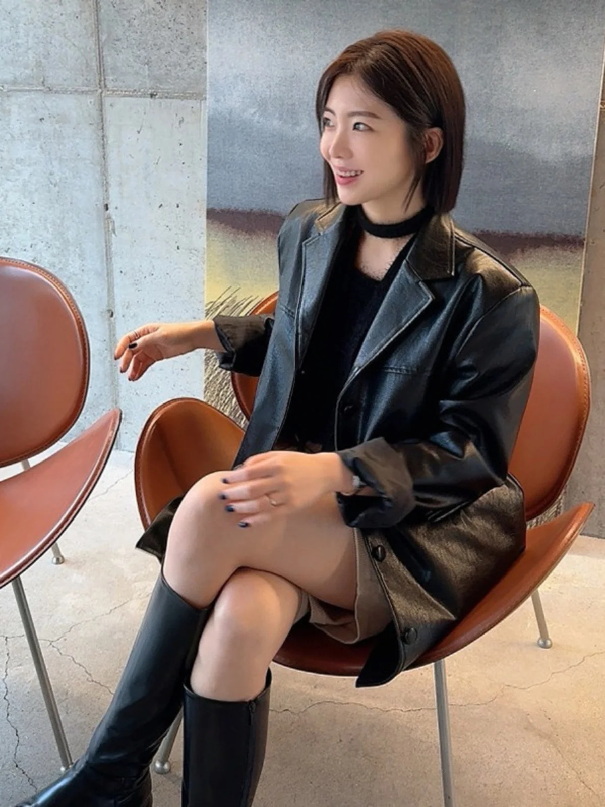 세련된 한국 스타일 PU 가죽 자켓 여성의 우아한 롱 코트 옷깃 유행 탑 트렌디 블랙 가죽 겉옷