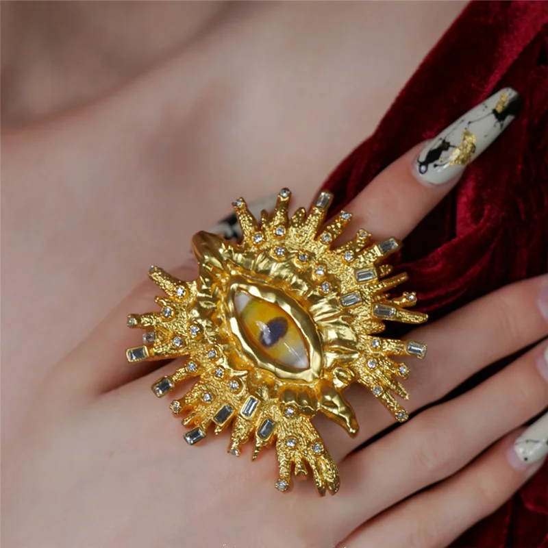 2023 New Personalized Devil's Eye Brooch Metal Tassel for Men Women Unisex Pin Jewelry Brass European And American Retro