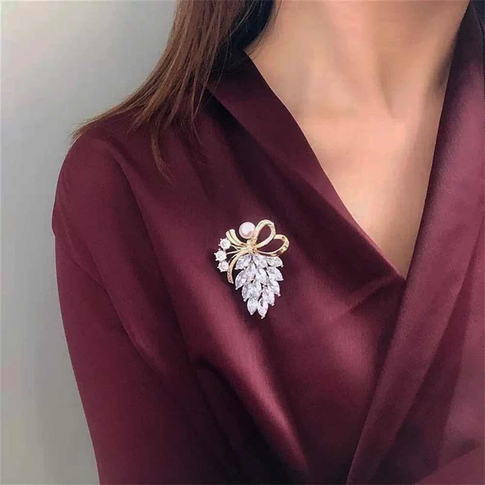 

Exquisite CZ Crystal Pearl Bowknok Women's Brooch Fashion Luxury Metal Zircon Horse Eye Lapel Pins Clothing Jewelry Accessories