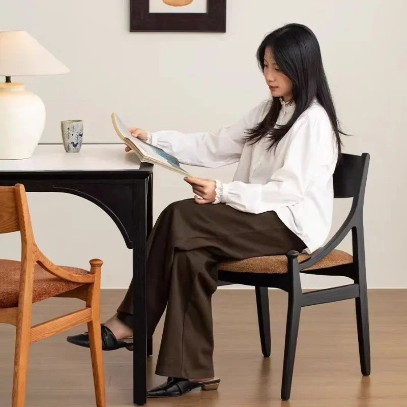 طاولة طعام وكراسي واحدة