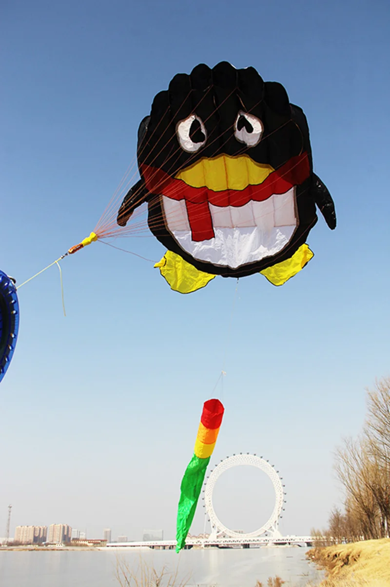 Envío Gratis, pipas de pingüino, juguetes voladores para niños, cometa de dibujos animados, juegos inflables su maymunu atan tabanca lenkdrachen al aire libre