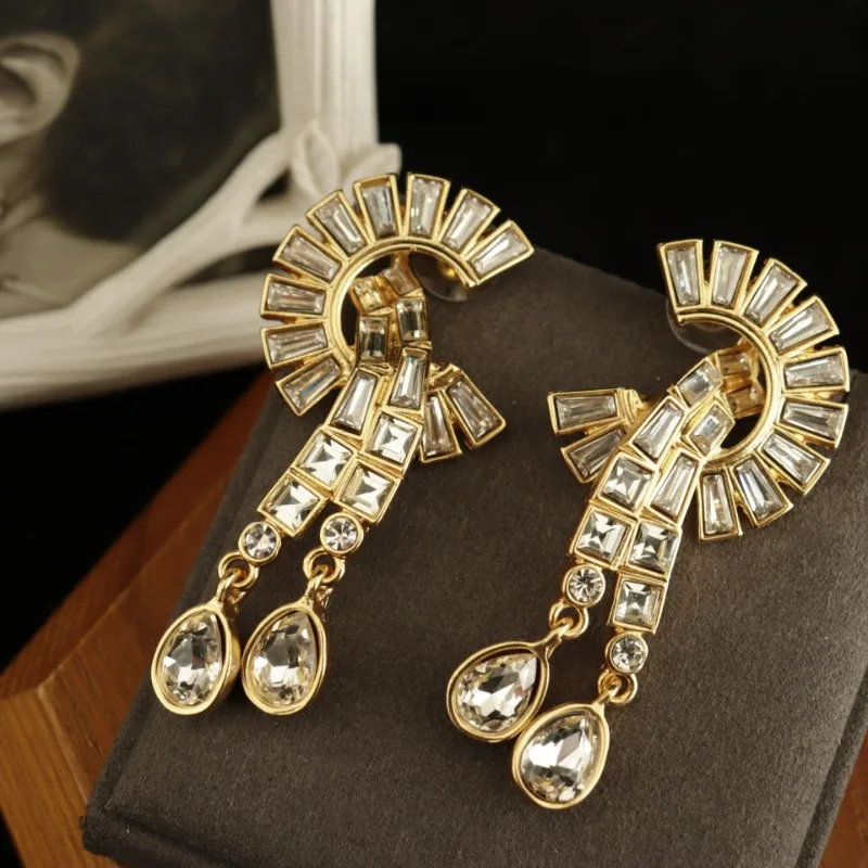 

Medieval Vintage Light Luxury Style Shining Rhinestone Water Drop Tassel Gold-plated Stud Earrings Elegant Earrings