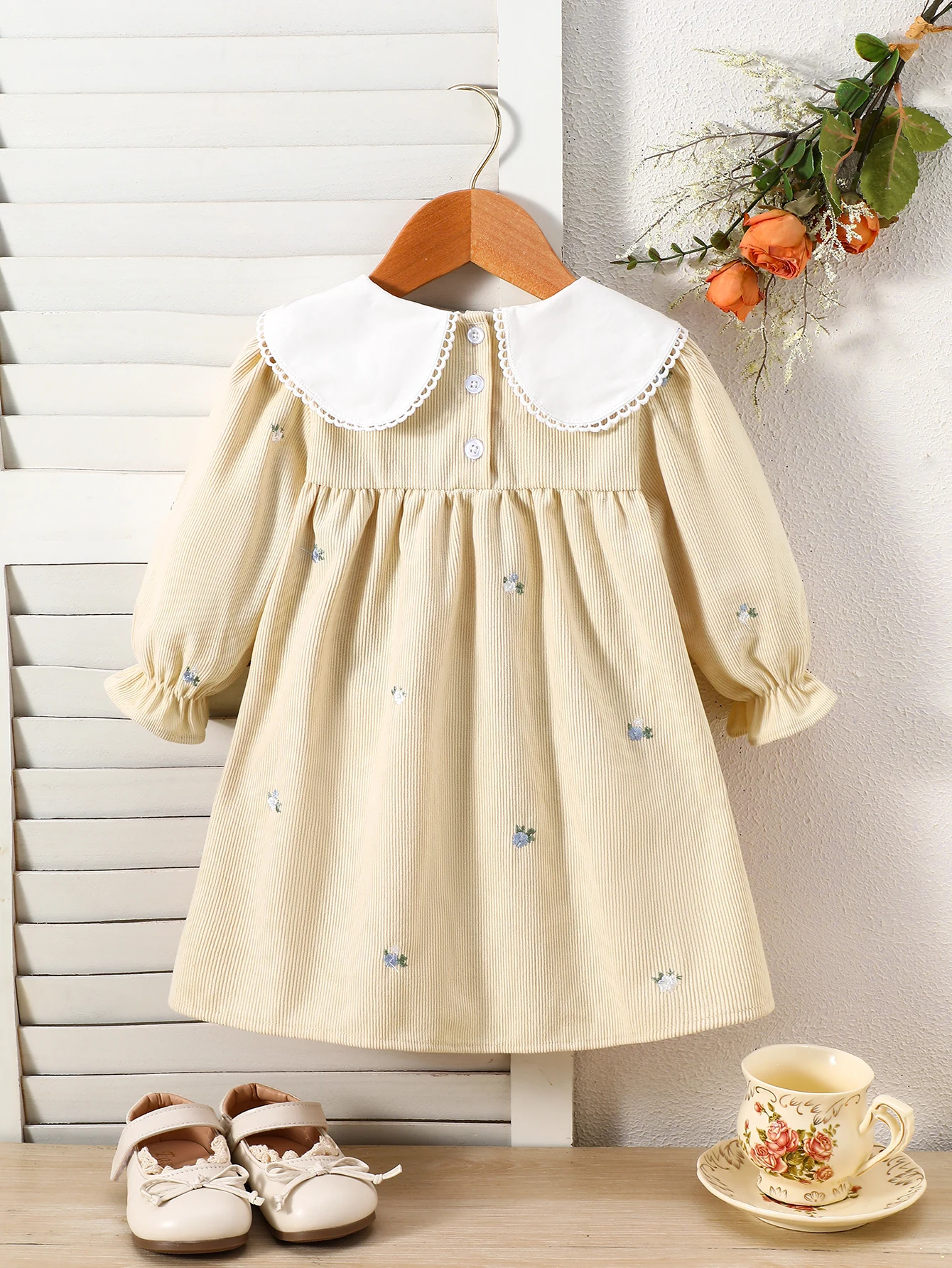1-Piece Corduroy Floral Embroidery Dress for Young Children, Color-Blocking Embroidered Collar, Long-Sleeve Girls' Dress for Spring, Autumn, and Winter, Versatile Casual Style Girls' Clothing