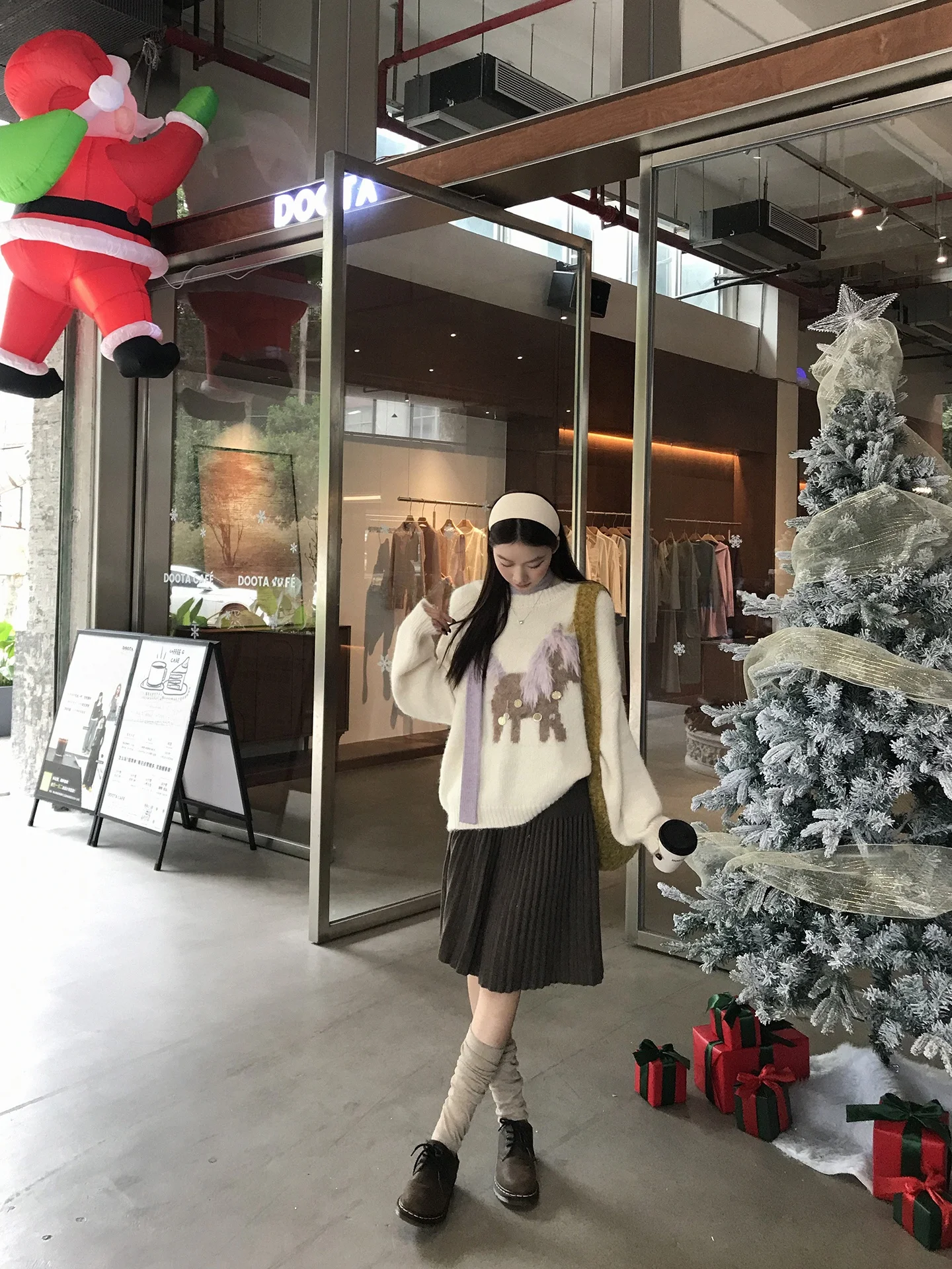 سترة محبوكة أنيقة للنساء موديل 2025 الجديد لفصل الشتاء، تصميم راقي بأسلوب كسول، إحساس راقي بالتصميم، أنيقة وعصرية بقصة مستقيم...