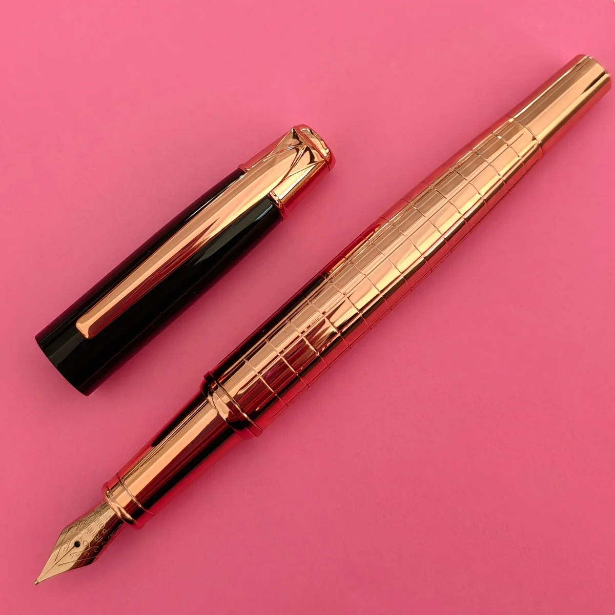 

1Pc Fountain Pen, 0.5mm Fine Nib, Preferred Choice for Artistic Calligraphy and Creative Work, Stainless Steel Pen Holder, Elegant and High-End, Pen Body with Engraved Stripes, Electroplating Process, Iridium Nib, Suitable for 2.6mm Caliber, Heavy Metal F