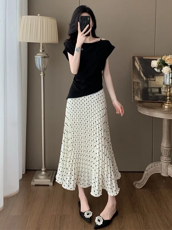 

Элегантный летний модный комплект из двух предметов: черный топ с коротким рукавом и юбка в горошек, дизайнерский крой, хлопковая смесь, круглый вырез