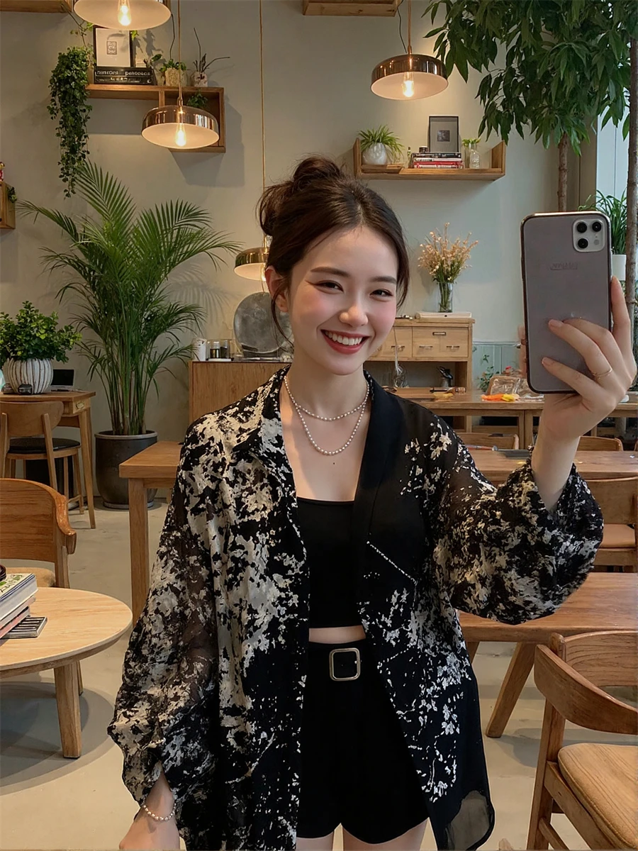 

Fashion Lightweight Shirts Women Floral Printed Button-Up Blouse with Puff Sleeves Lace Splicing for Summer Daily Officewear