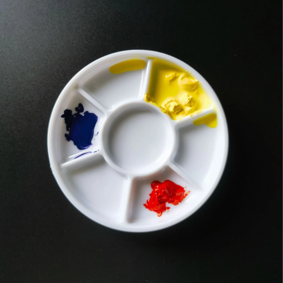 Piatto di miscelazione del colore scoperto o coperto in ceramica imitazione a 7 griglie Piatto per trucco per unghie Pittura artistica Piatto di vernice in plastica per bambola in gesso