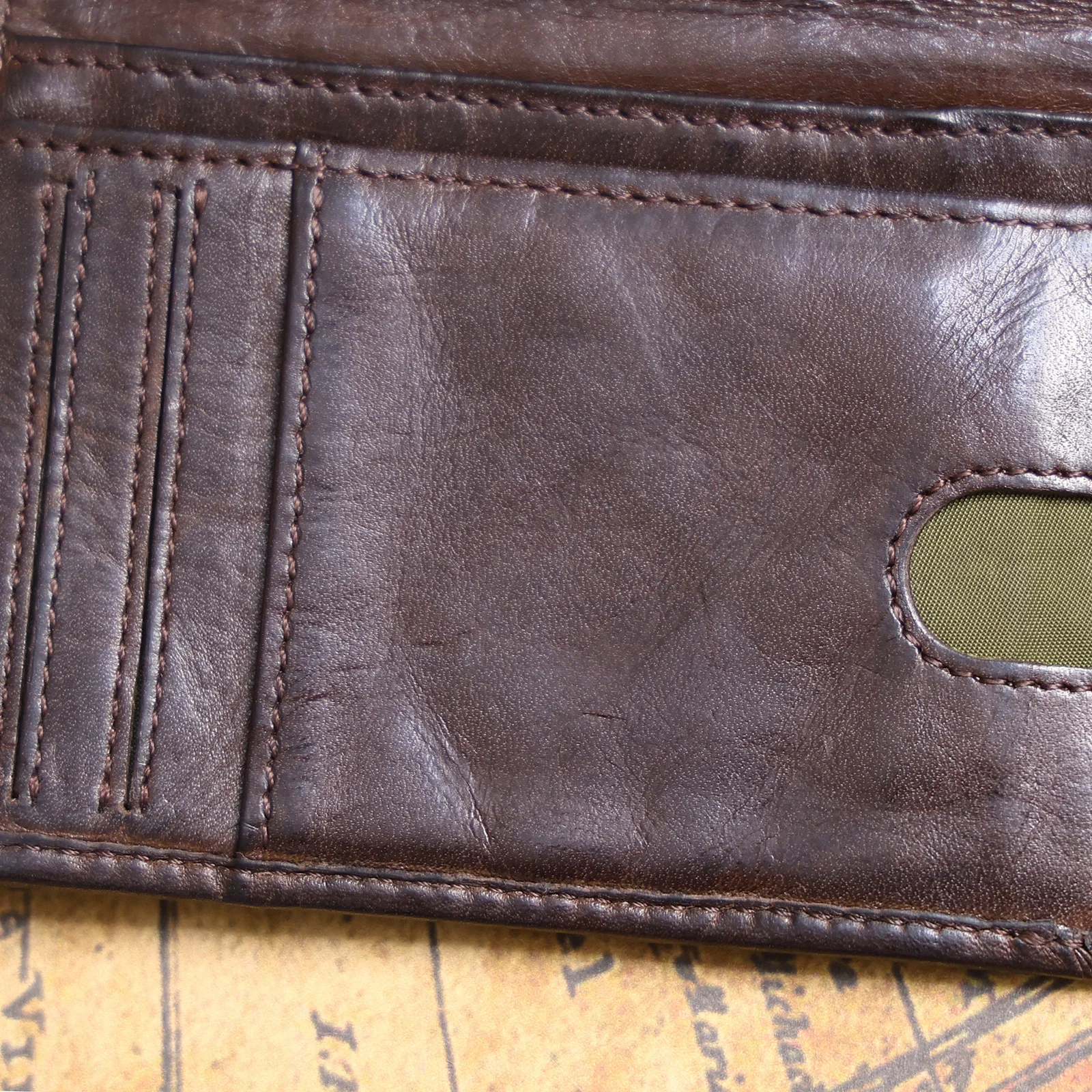 Vintage, pflanzlich gegerbtes, hochwertiges Rindsleder, kurze Herren-Geldbörse mit mehreren Kartenfächern und Ausweisfenster. – Detail 23