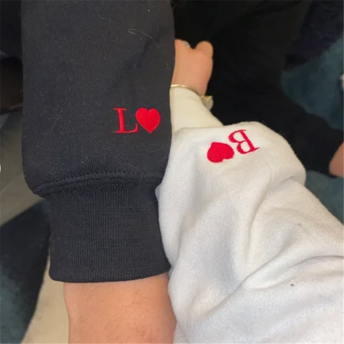 Imagen 2 del producto Sudadera bordada personalizada con inicial de corazón, camisa para parejas, Sudadera con capucha con inicial de manga, aniversario de boda, regalo del Día de San Valentín