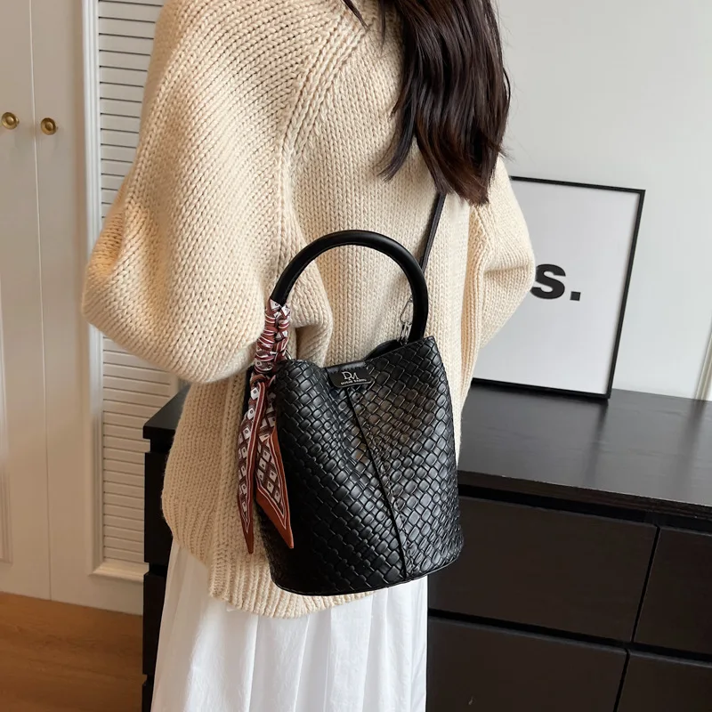 Retro popular bag women's fashion simple portable shoulder bag casual oblique span bucket women's bag