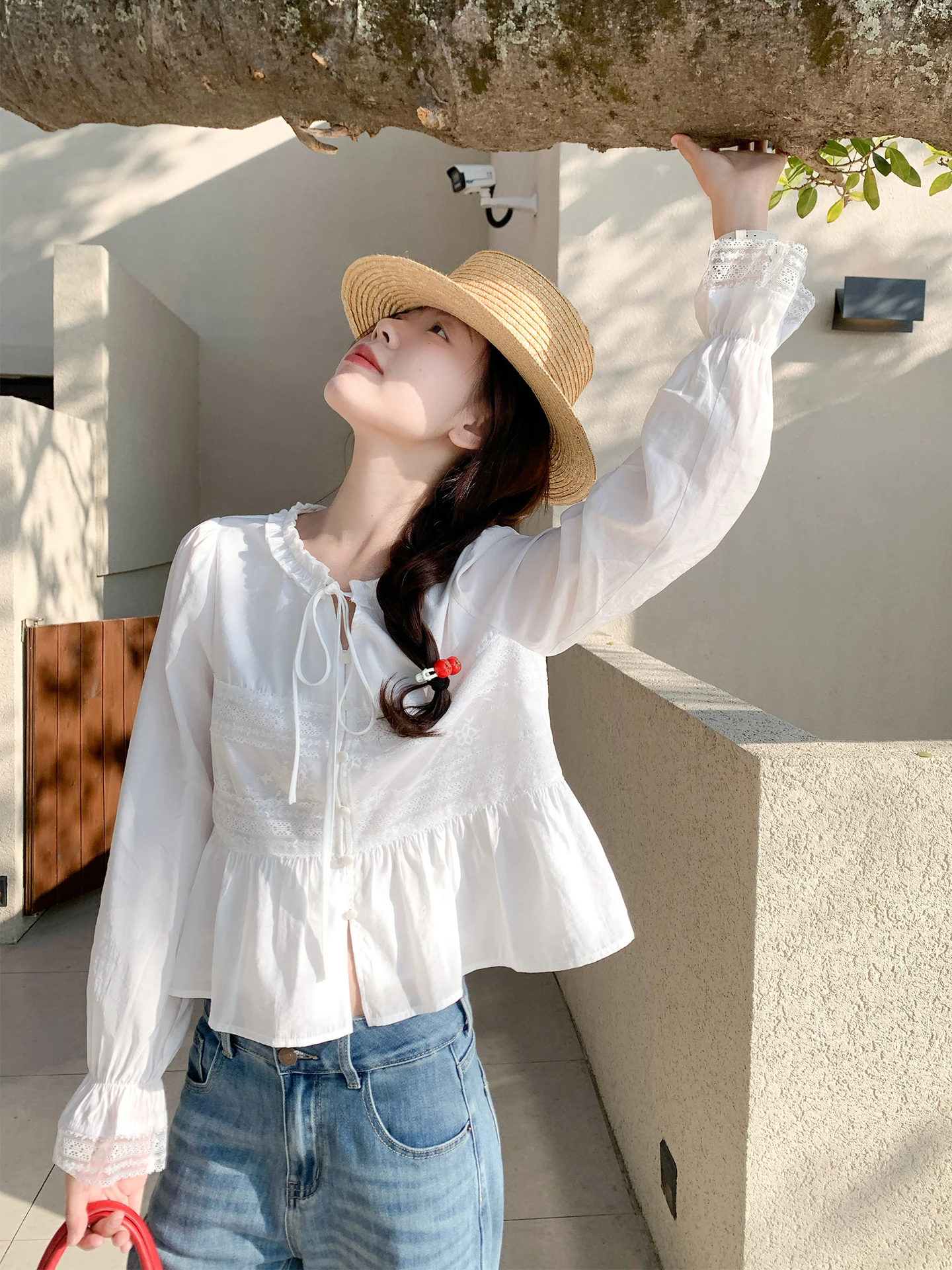 

Корейская уникальная блузка с кружевными вставками, женская весенняя новинка, свободная белая блузка с длинным рукавом, V-образным вырезом и пуговицами, повседневный топ