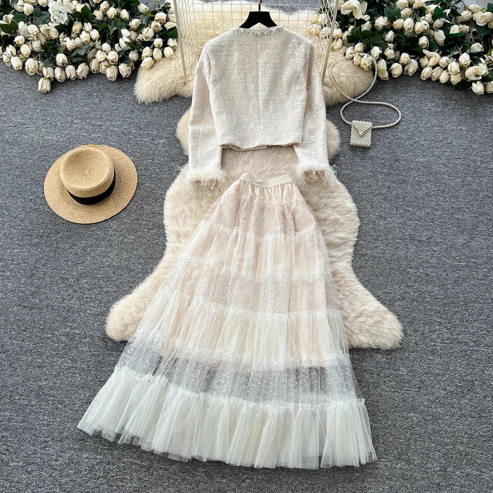 ALPHALMODA 2025, สไตล์ฝรั่งเศส, งานประณีต, คอเสื้อทรงกลมประดับลูกปัด, เสื้อแจ็คเก็ตปักเลื่อมแขนยาว, กระโปรงตาข่ายทรงพอง, ชุดสูทหรูหรา