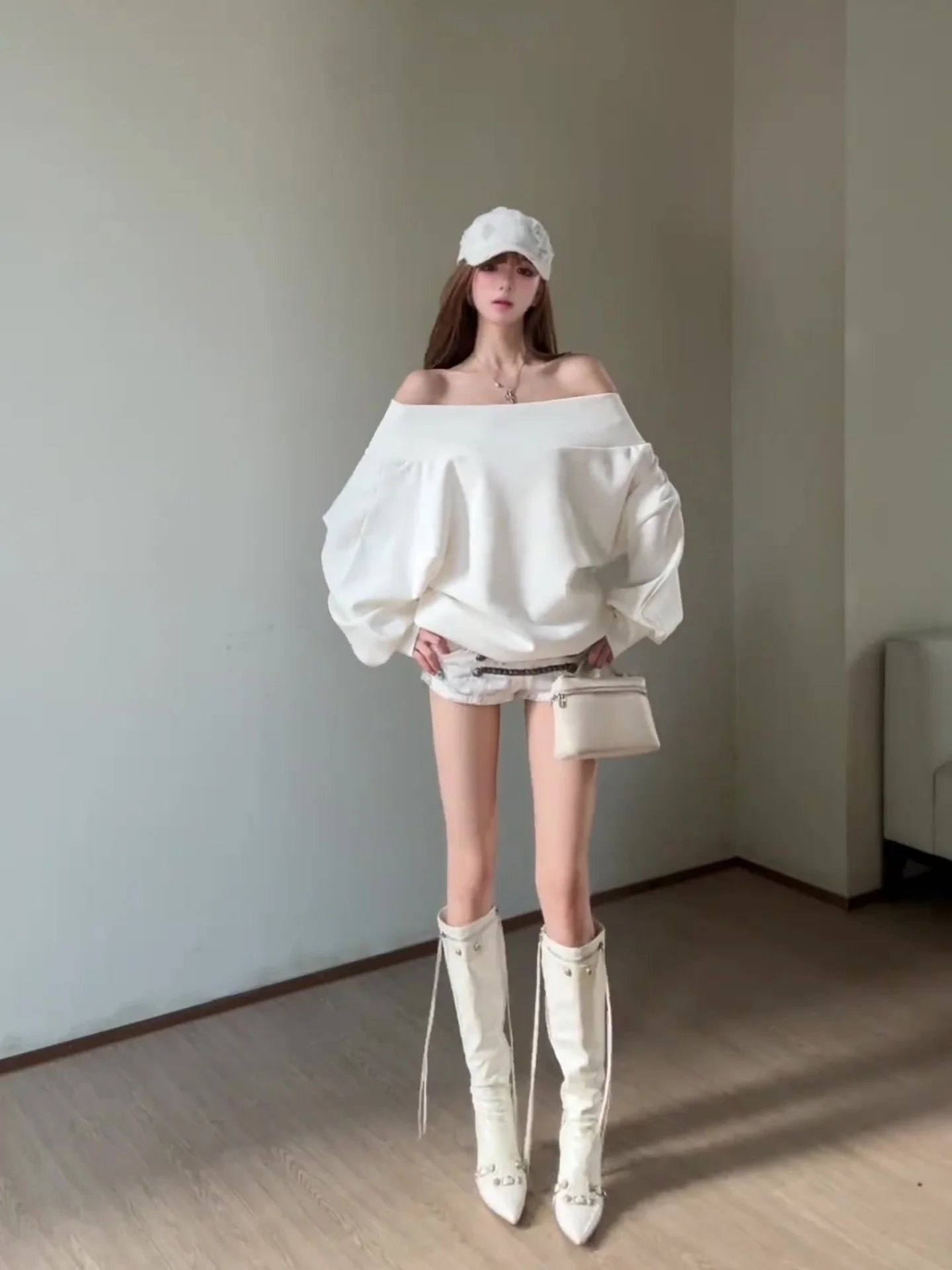

Retro American White One-Shoulder Long Sleeve Sweatshirt Women Early Spring New Design Loose Lazy Shoulder Top High Waist Pol...