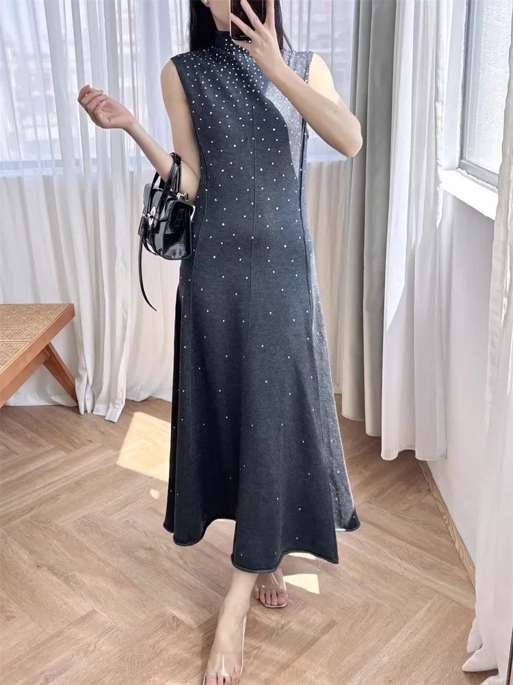 فستان محبوك رمادي متطور للنساء للربيع/الصيف برقبة دائرية بدون أكمام فستان فريد من نوعه