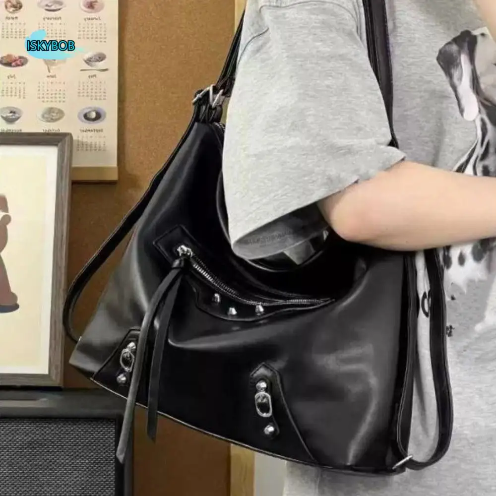 

Fashion Large Capacity Rivet Locomotive Bag Punk New Design Retro Crossbody Bag Handbag Elegant PU Underarm Bag Shopping