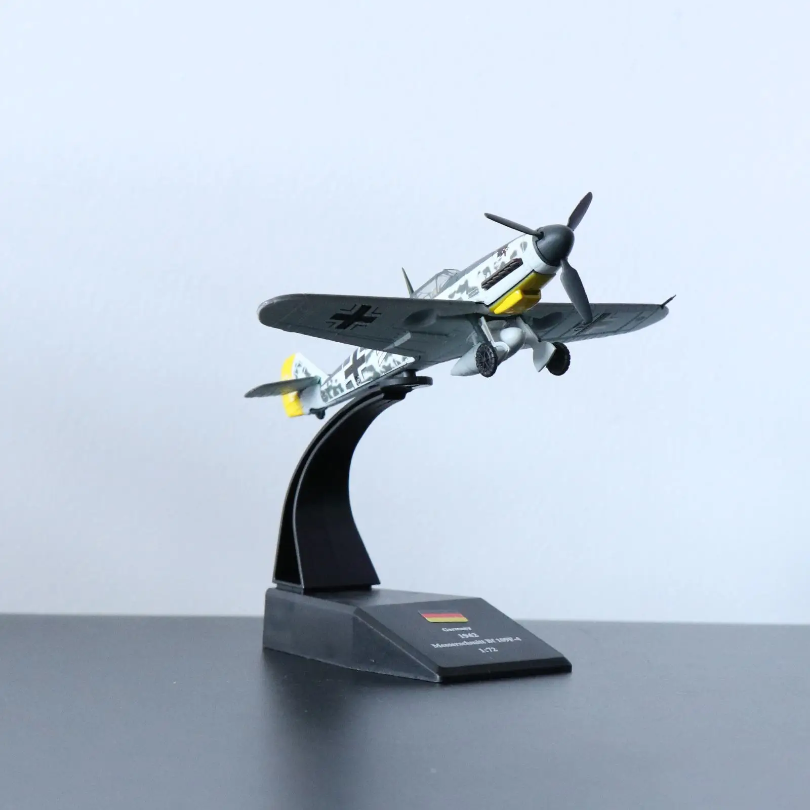 

1:72 II BF109F Aircraft Model With Detachable Metal Stand Die-Cast Plane Model