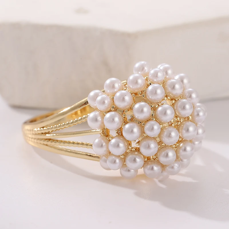 Trendiger Damenring mit eingelegten Imitationsperlen, exquisite geometrische Form in Goldfarbe, für den täglichen Gebrauch, Partyschmuck, Jubiläumsgeschenk – Detail 2