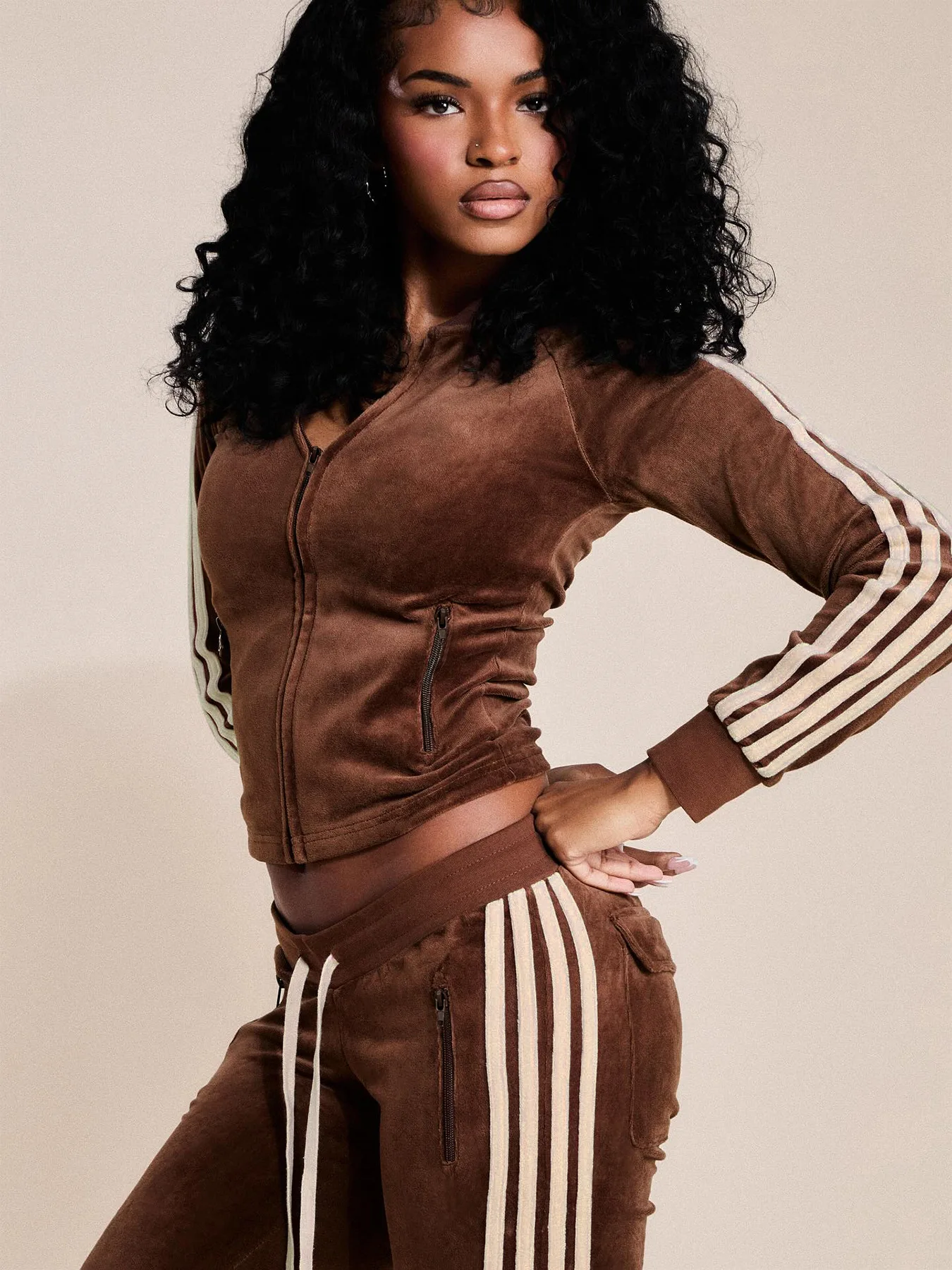 

Женские спортивные костюмы, бархатный флис в полоску по бокам, комплект из 2 предметов, куртки на молнии с круглым вырезом и длинными рукавами, укороченные топы + брюки-клеш с карманами, костюмы