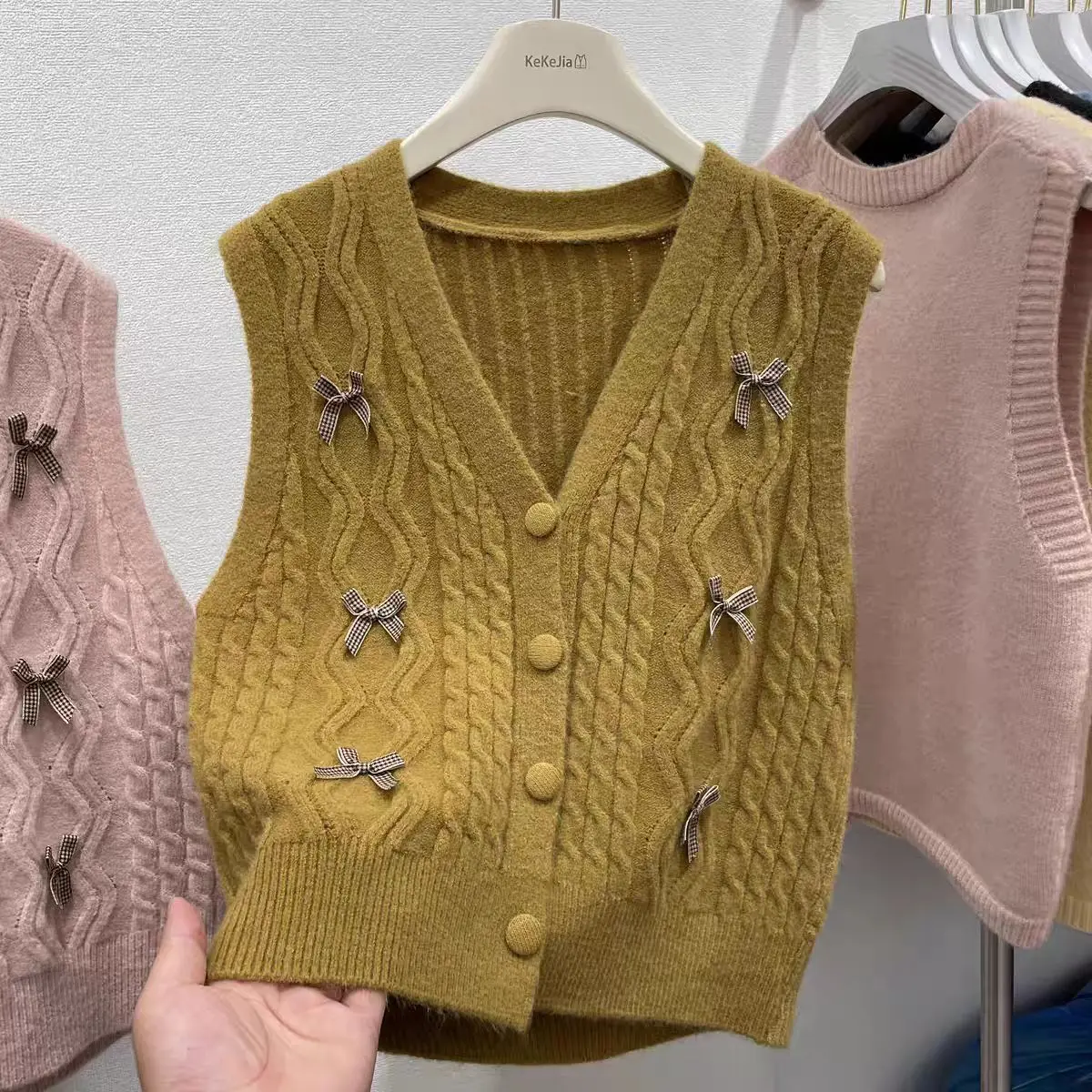 

New Knitting Vest Coat Women Spring Autumn 2026 Sweater Sleeveless Jacket Female Short Cardigan High-end Ladies Waistcoat Top