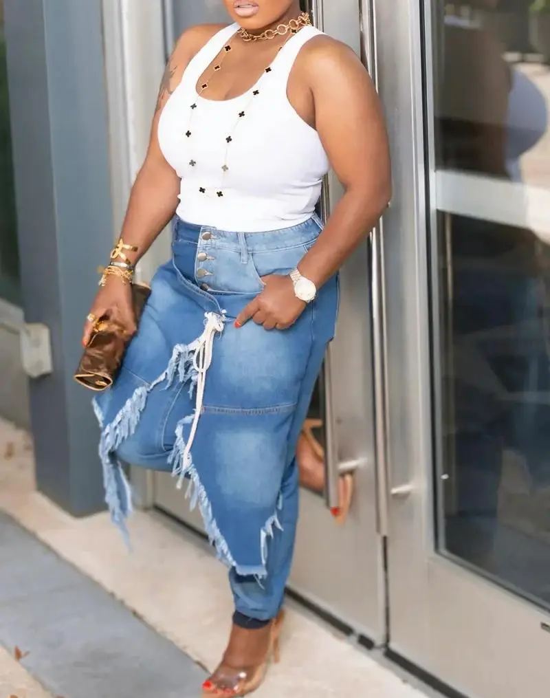 Damskie obcisłe jeansy z dziurami, sznurowaniem i frędzlami - asymetryczne, postarzane, jasno niebieskie denimy z średnim stanem.