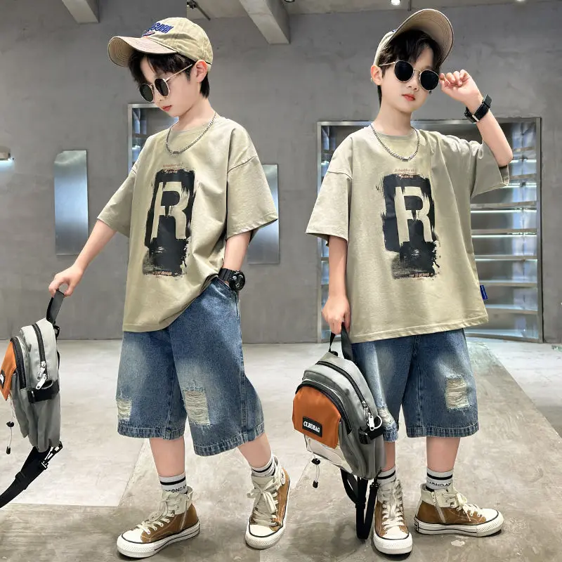 

Новые модные летние хлопковые футболки из 2 предметов для мальчиков + джинсовые шорты, спортивные костюмы, комплекты одежды в корейском стиле для детей-подростков, детская одежда