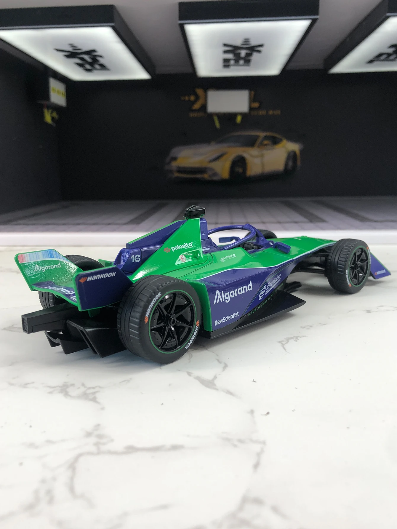 TSC 1:24 simulación de aleación de zinc el coche modelo ABB FIA Fórmula E Envision, adorno estático, coche de regalo coleccionable de metal