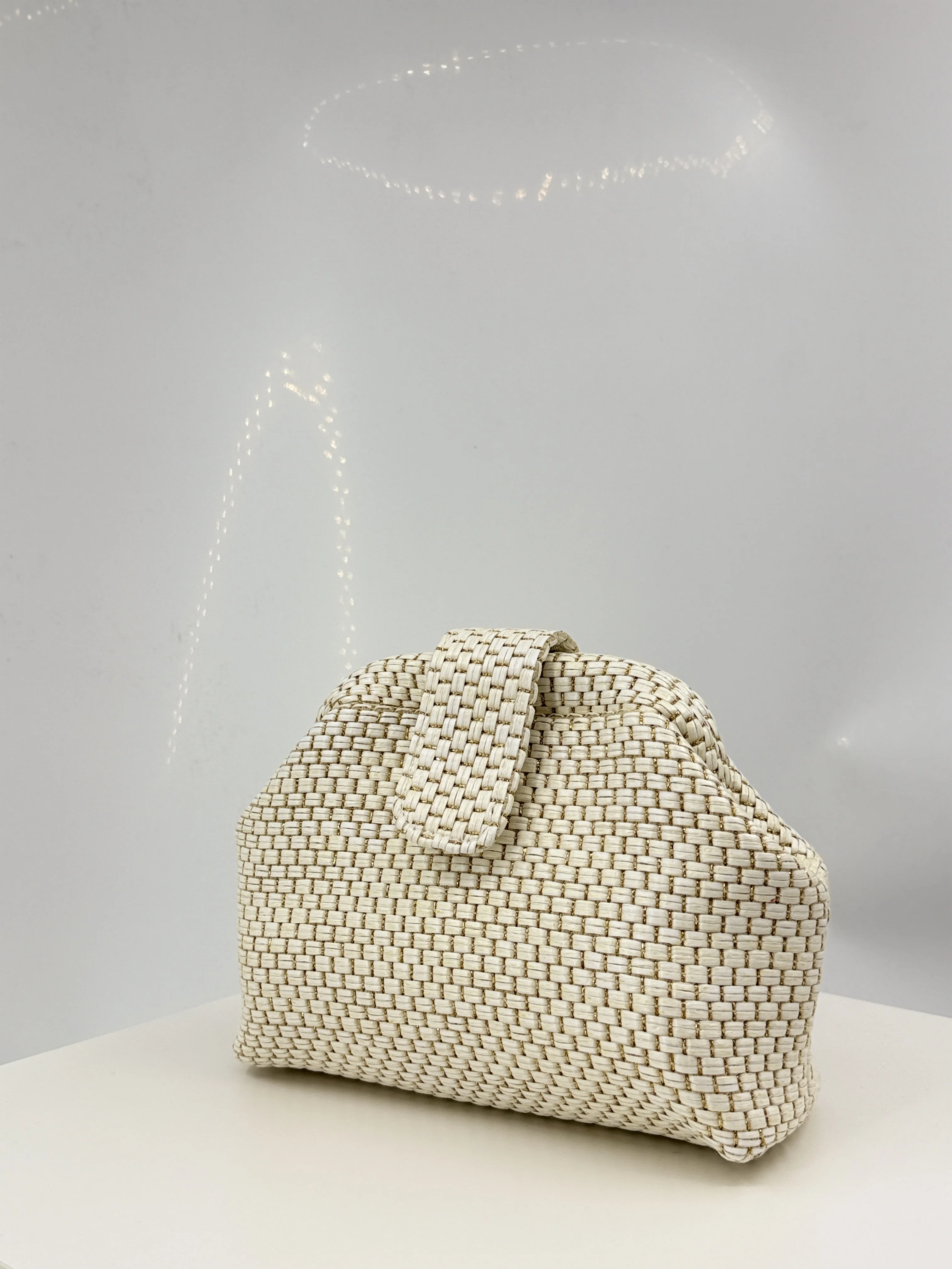 French-Style Light Luxury Hand-Woven Hard-Shell Beige Clutch Bag, Vintage Imitation Straw Large-Capacity Evening Bag for Weddings and Parties (with a Small Internal Compartment for Coins and Change) view 3