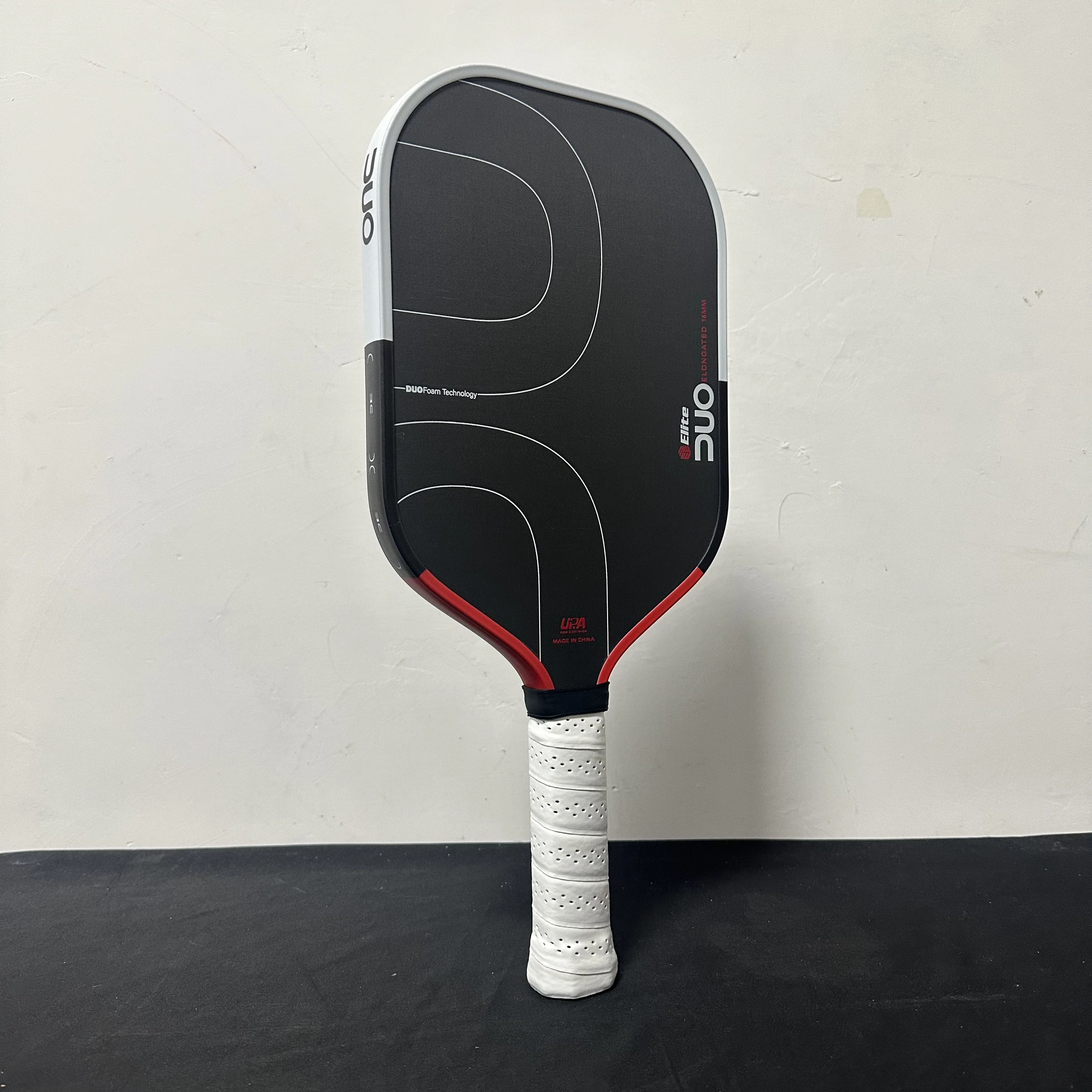 DUO GEN5.0 Pickleball-Schläger Schwarzer Schaumkern Erhöht den Sweet Spot 3-Schicht-Kohlefaser Rau Texturierter Griff Rutschfest Atmungsaktiv H – Detail 6