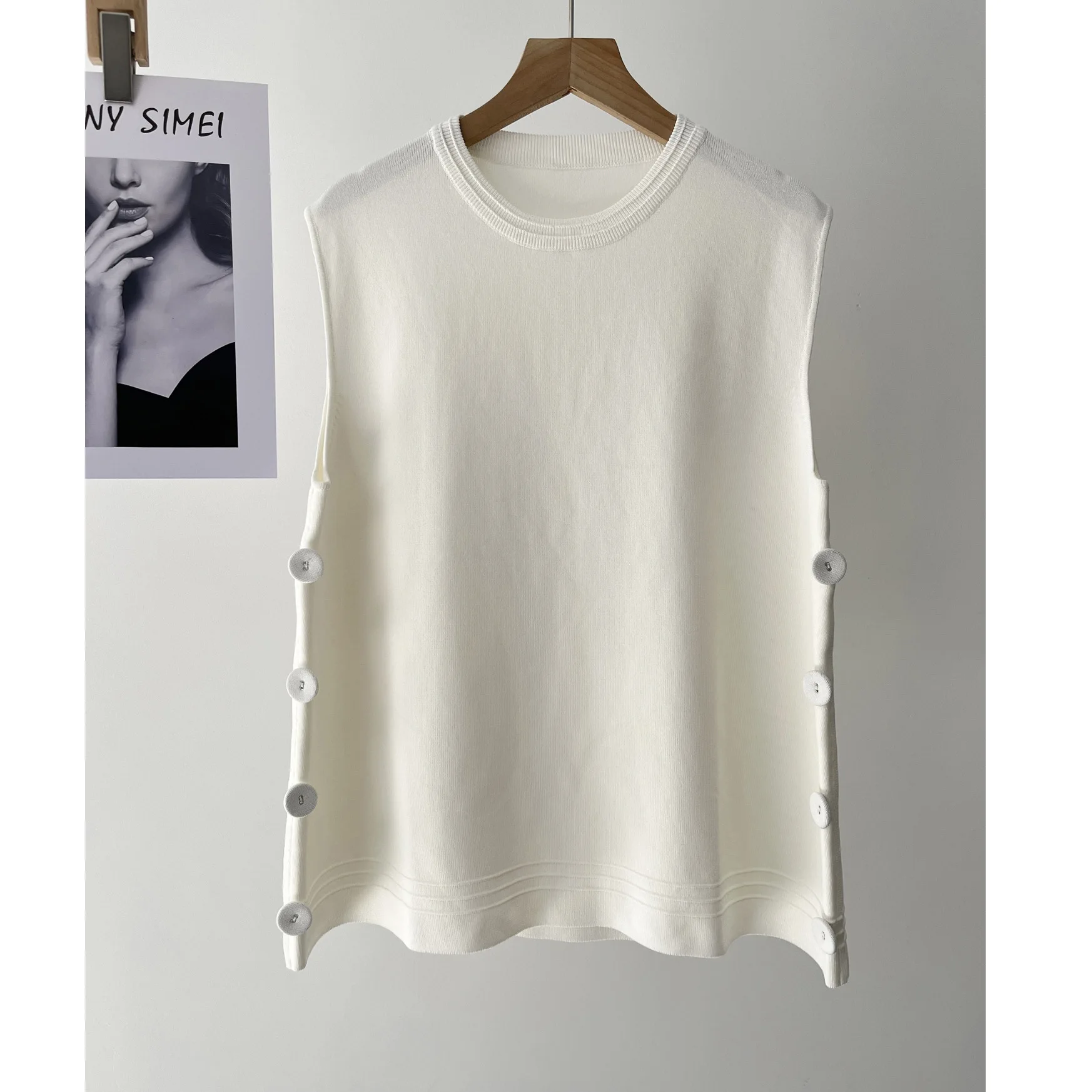 

Women's Minimalist Design White Side Button Knitted Sleeveless T-Shirt Vest 16a-1362