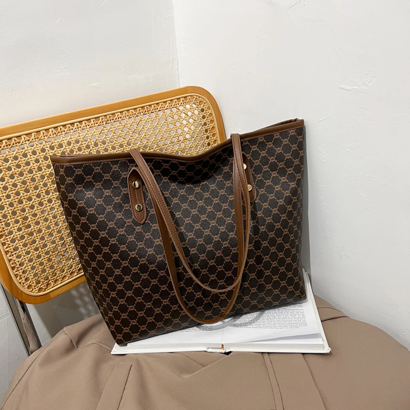 Luxuriöse Vintage Damen Schultertasche mit Monogramm-Print und Nieten, PU-Leder Handtasche mit Großer Kapazität und Reißverschluss für den Arbeitsweg – Detail 11