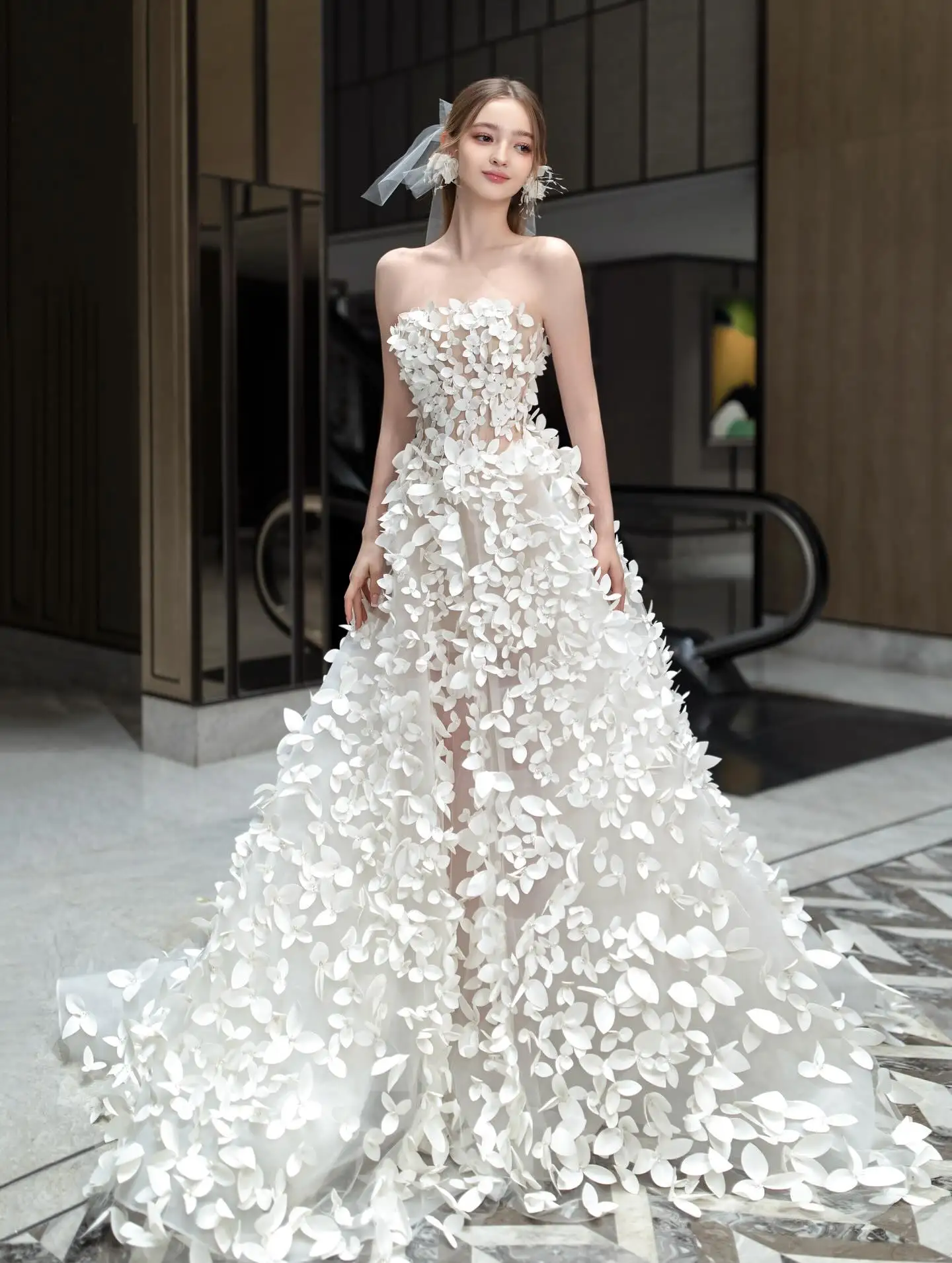 

Customized White A-Line Wedding Dress Exquisite High Quality Bridal Party Dreamy Appliques Bridal Gowns Strapless Chiffon