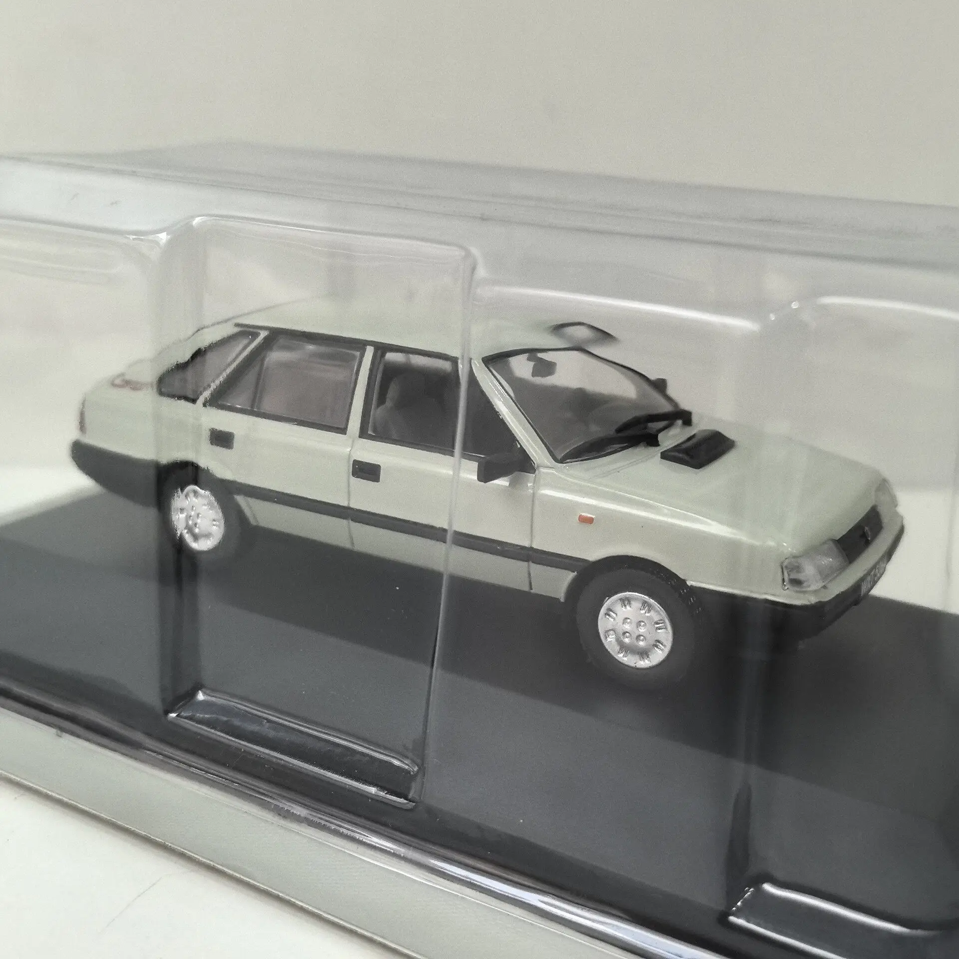 IXO 1/43 FSO POLONEZ CARO ポロネズ 合金モデル Diecast IXO 1/43 Scale FSO POLONEZ CARO V7 Alloy Car Model