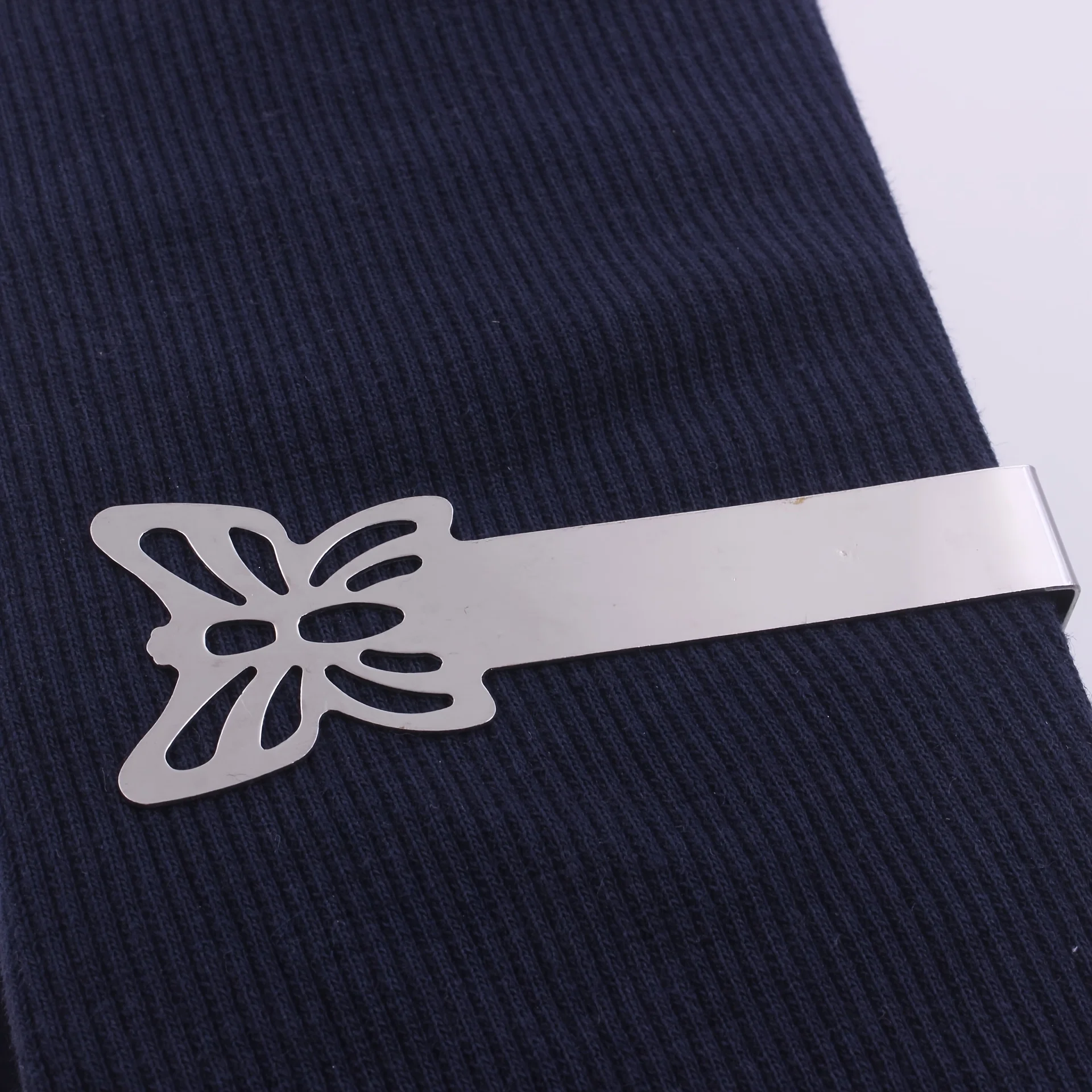 2pcs Random color Stainless Steel Tablecloth Fixing Hooks, Outdoor Tablecloth Fixator