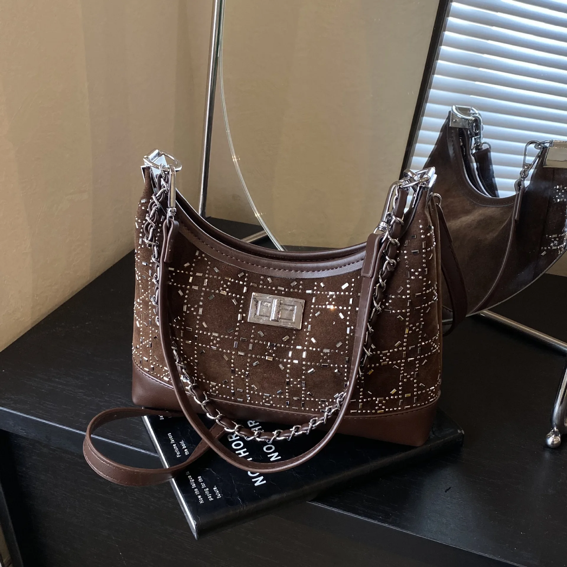 

2025 New Winter Diamond Chain Underarm Bag - Korean Small-Design Purse, Luxurious & Versatile, Women's Fashion